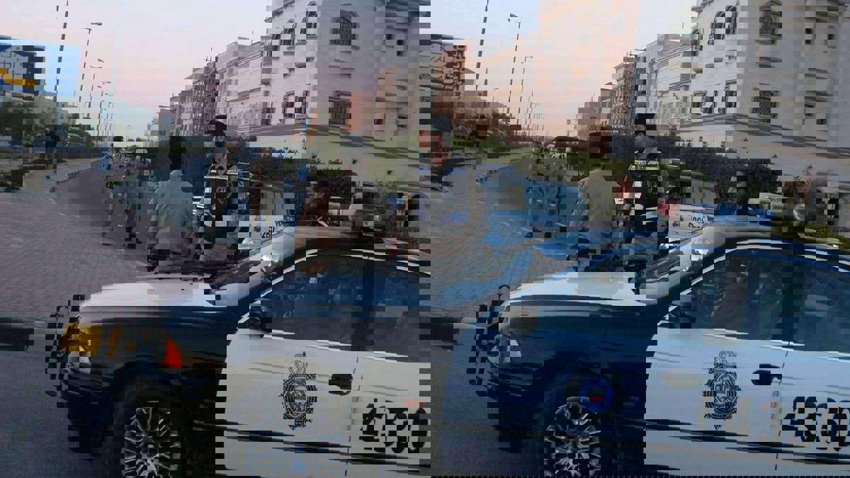 الكويت.. فتاة تشكو صديقتها للشرطة لتفاجأ بأنها شاب "متشبه بالجنس الآخر"