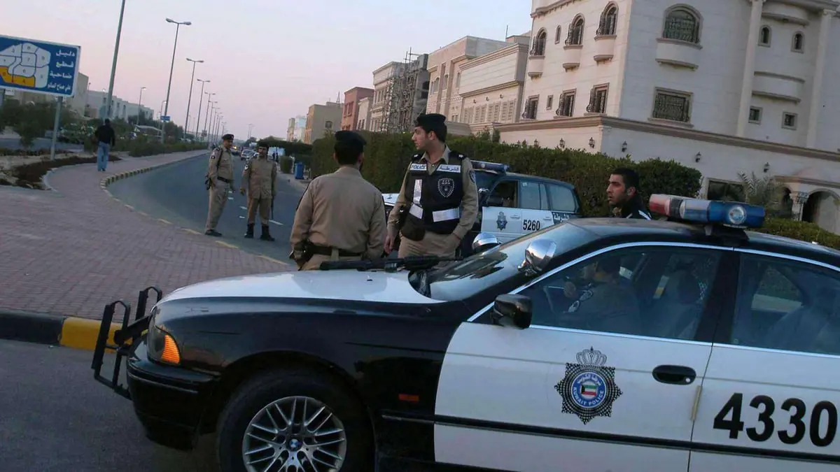 الكويت.. فتاة تشكو صديقتها للشرطة لتفاجأ بأنها شاب "متشبه بالجنس الآخر"