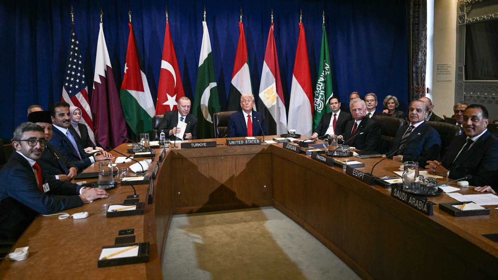 منع التهجير وإعمار غزة.. دول عربية وإسلامية ترحب بخطة ترامب