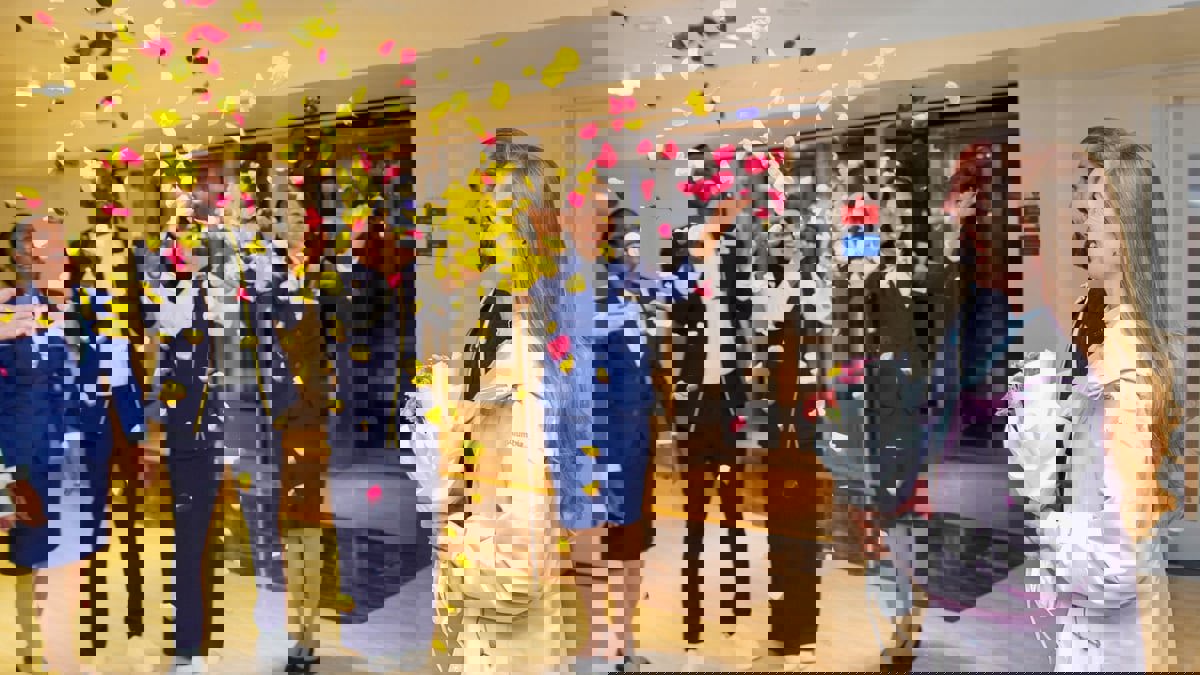 عرض زواج فريد على سطح مطار دبي بمناسبة عيد الحب (فيديو)