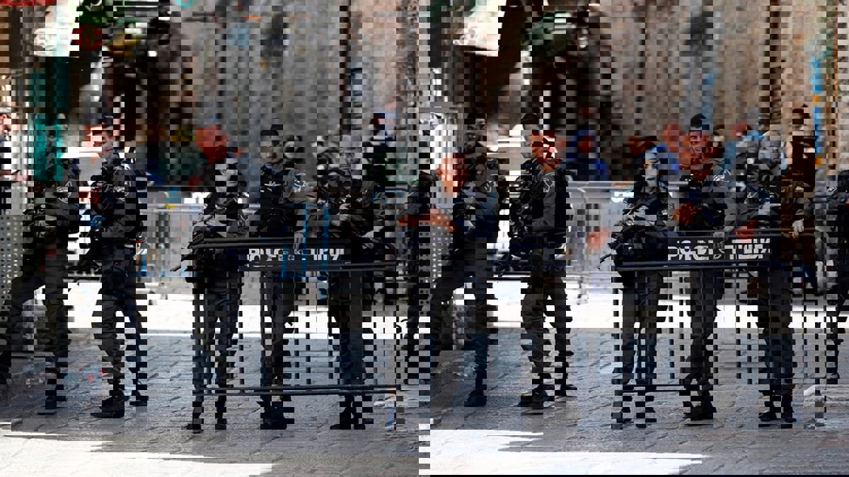 الشرطة الإسرائيلية تطلق النار على فلسطيني في القدس وتتهمه بمهاجمة أحد عناصرها