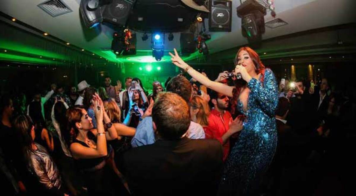 صور..إطلالة جريئة لدومينيك حوراني في حفلها بلبنان