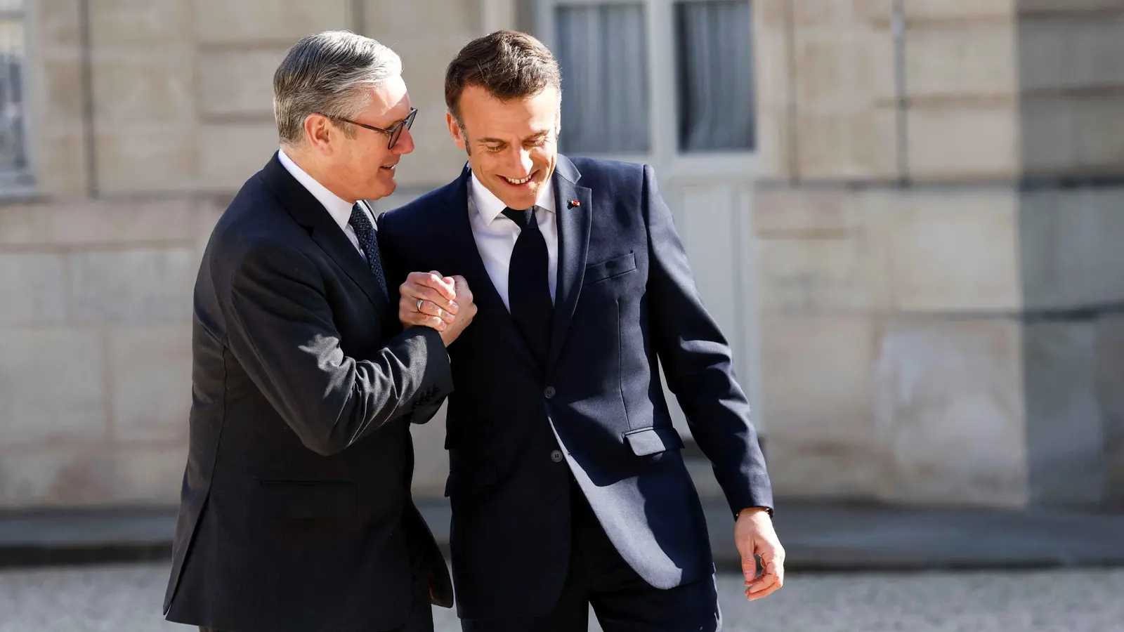 ماكرون وستارمر "قلقان" من رسوم ترامب الجمركية