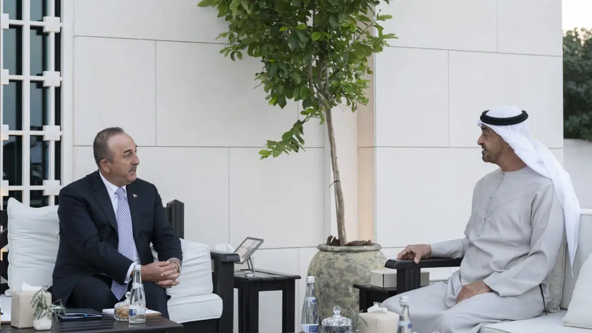 محمد بن زايد وأوغلو يؤكدان أهمية دفع العلاقات الإماراتية التركية إلى الأمام
