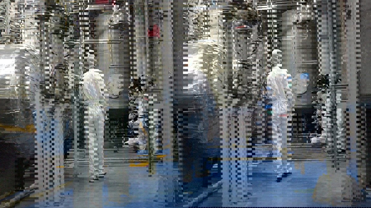 "نواة السلاح النووي".. فرنسا وألمانيا وبريطانيا تندد بإنتاج إيران لليورانيوم المعدني