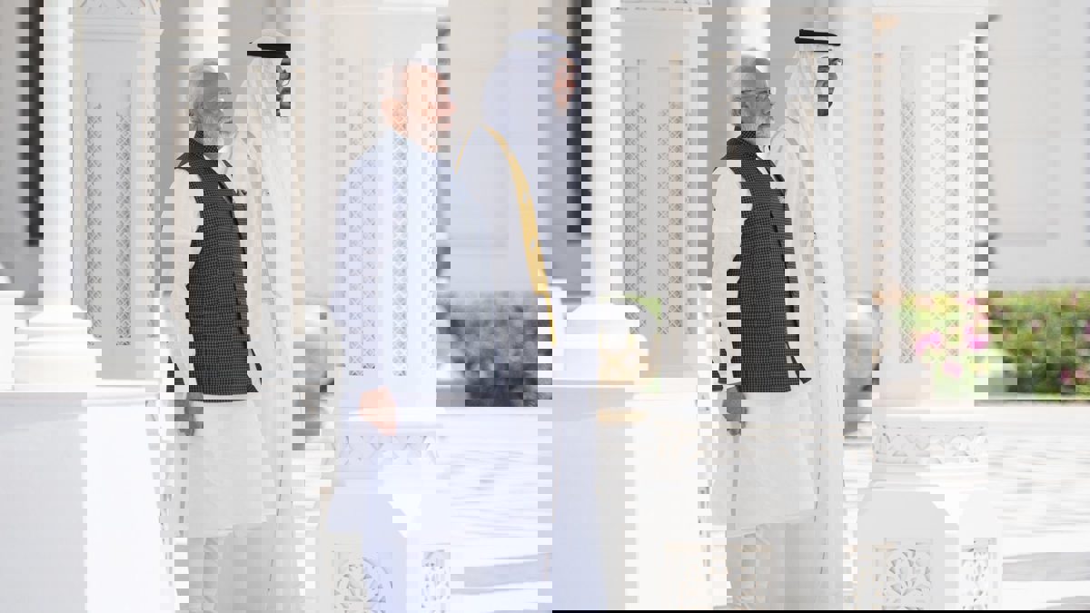 ولي عهد أبو ظبي يقلد رئيس وزراء الهند "وسام زايد"