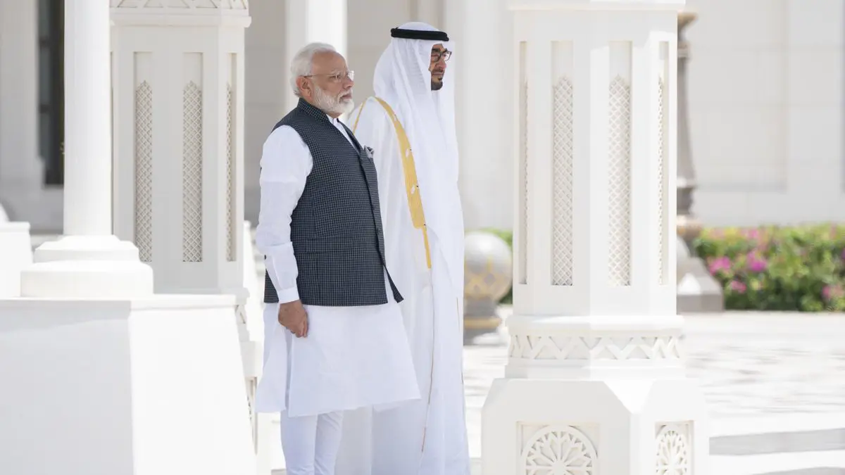 ولي عهد أبو ظبي يقلد رئيس وزراء الهند "وسام زايد"