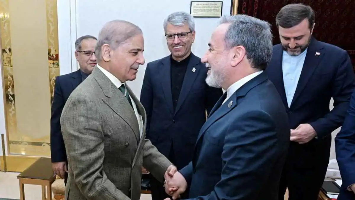 3 ساعات في إسلام آباد.. جولة عراقجي كاختبار لمناورة إيرانية مأزومة