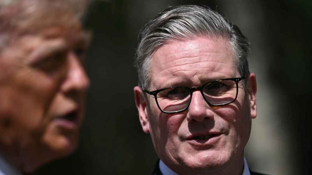 "ديلي ميل": ستارمر "المتفاجئ الوحيد" بالهجوم الأمريكي على إيران