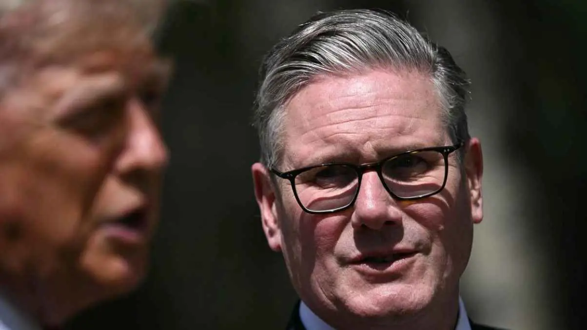 "ديلي ميل": ستارمر "المتفاجئ الوحيد" بالهجوم الأمريكي على إيران