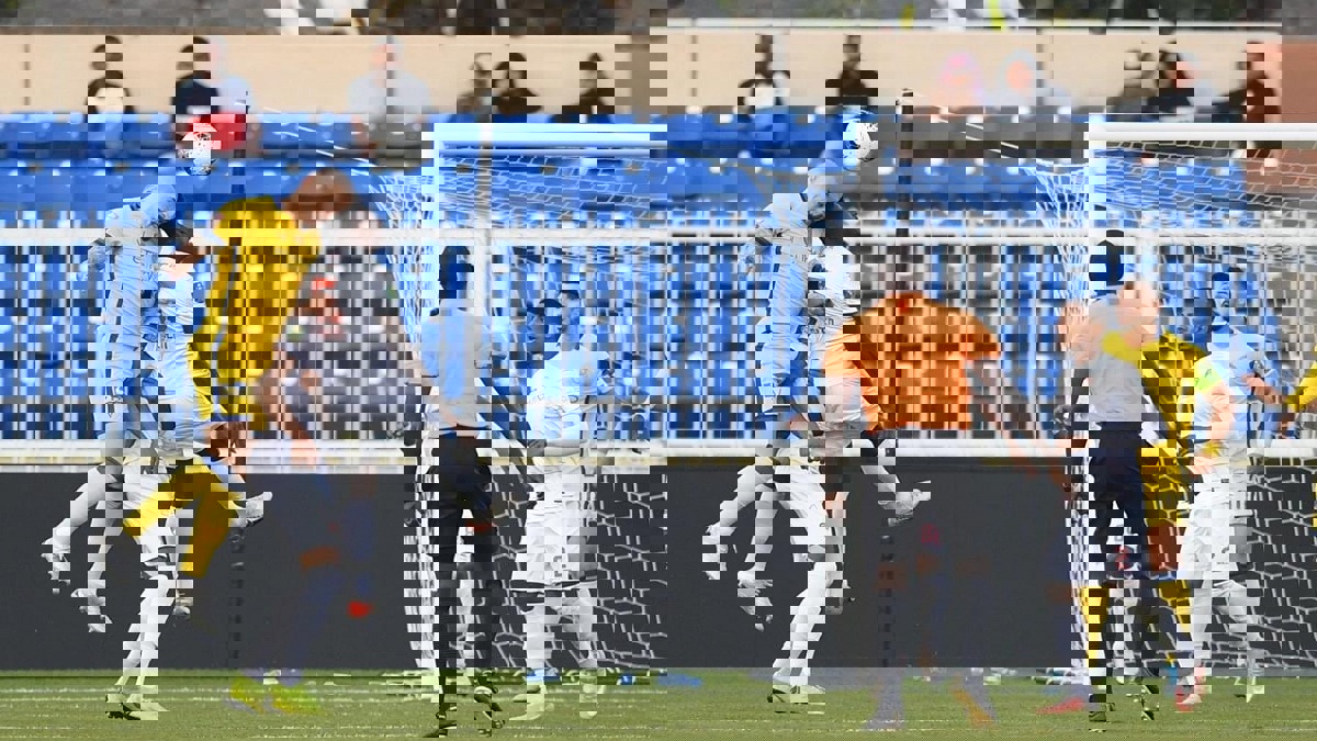 طرد مشجع لنادي الهلال قبل مباراة النصر ضد ضمك بكأس خادم الحرمين (فيديو)