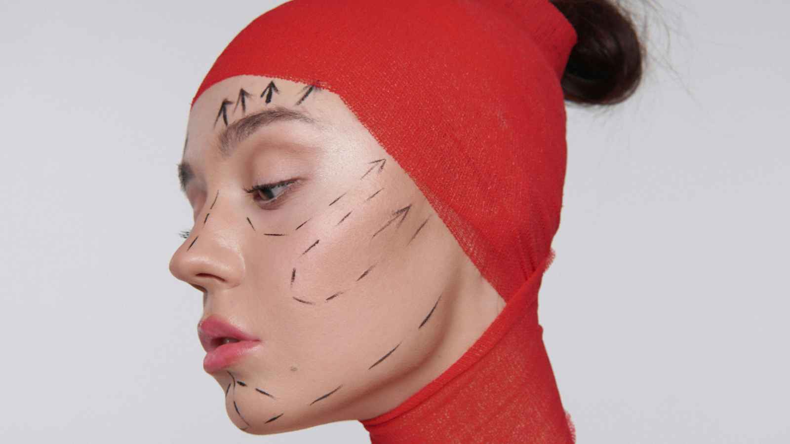 بـ"تقنية بيكاسو".. جراح تجميل شهير متهم بتعديل صور النساء