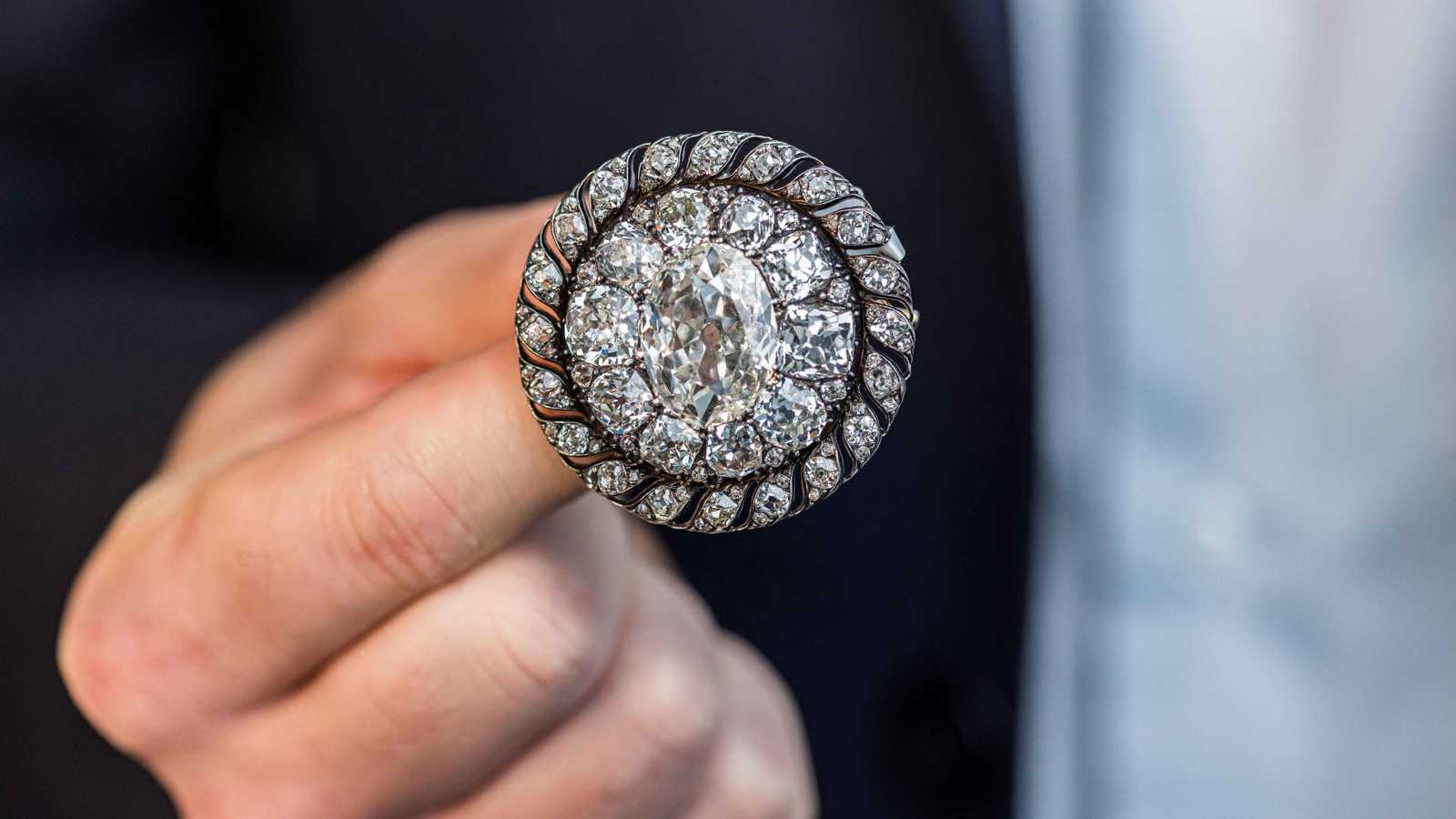 "دبوس نابليون" وكنوز نادرة تتلألأ في مزادات جنيف بالملايين (صور)