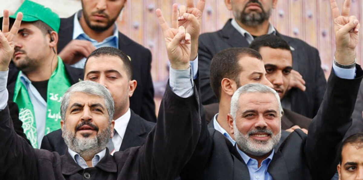 خبراء: إسرائيل تعزز نفوذ حماس بإدخال الأموال القطرية