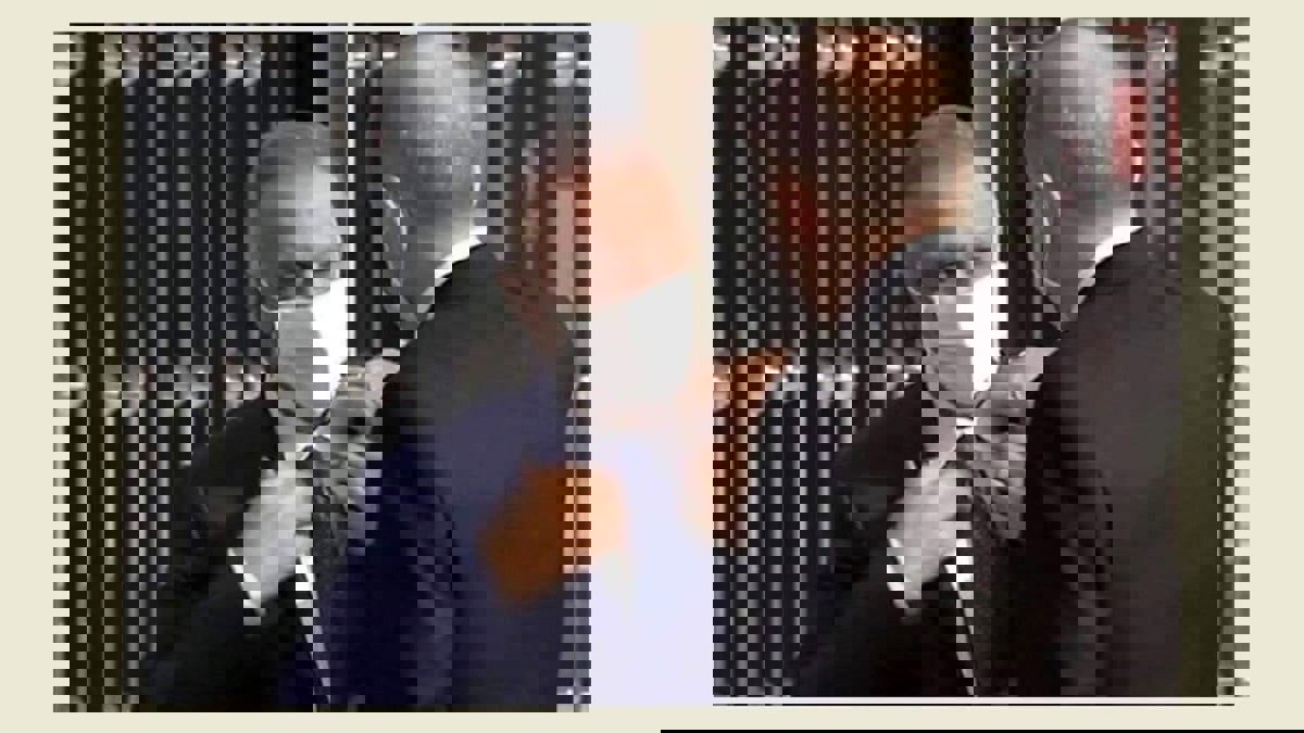 لقطة "تعديل أردوغان لياقة الكاظمي" تثير جدلا واسعا في العراق