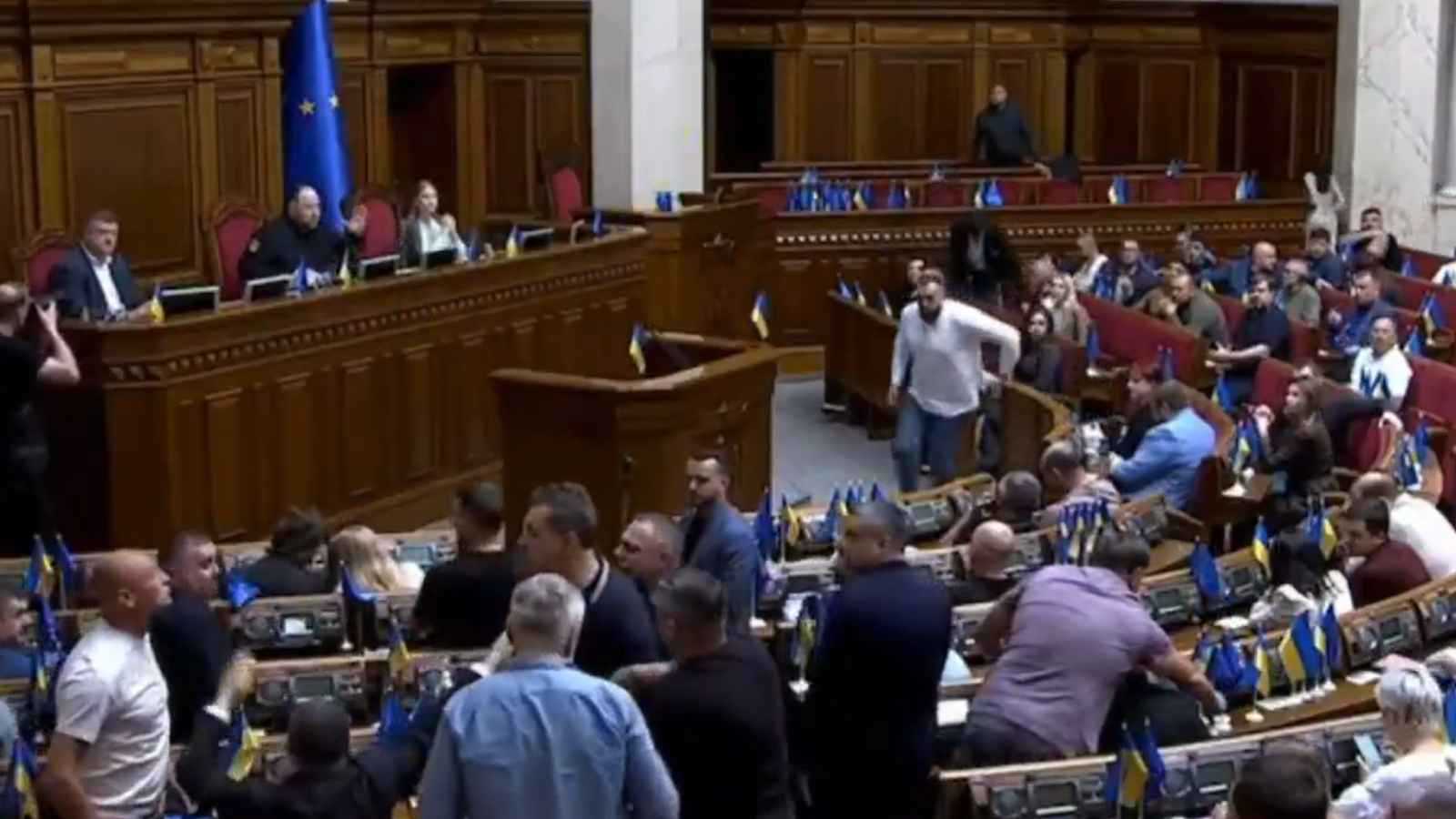 جلسة نارية وعراك بالأيدي.. مكتب مكافحة الفساد يشعل البرلمان الأوكراني (فيديو)