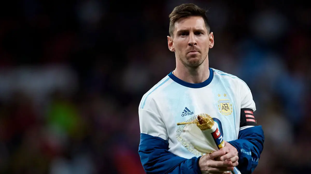 بعد إصابته مع منتخب الأرجنتين.. ليونيل ميسي يعود إلى برشلونة (فيديو)