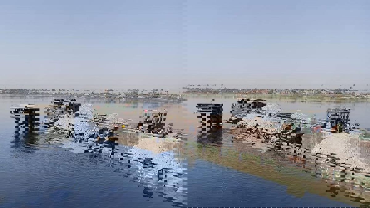 مصر.. غرق قاطرة محملة بالطين الأسواني في النيل