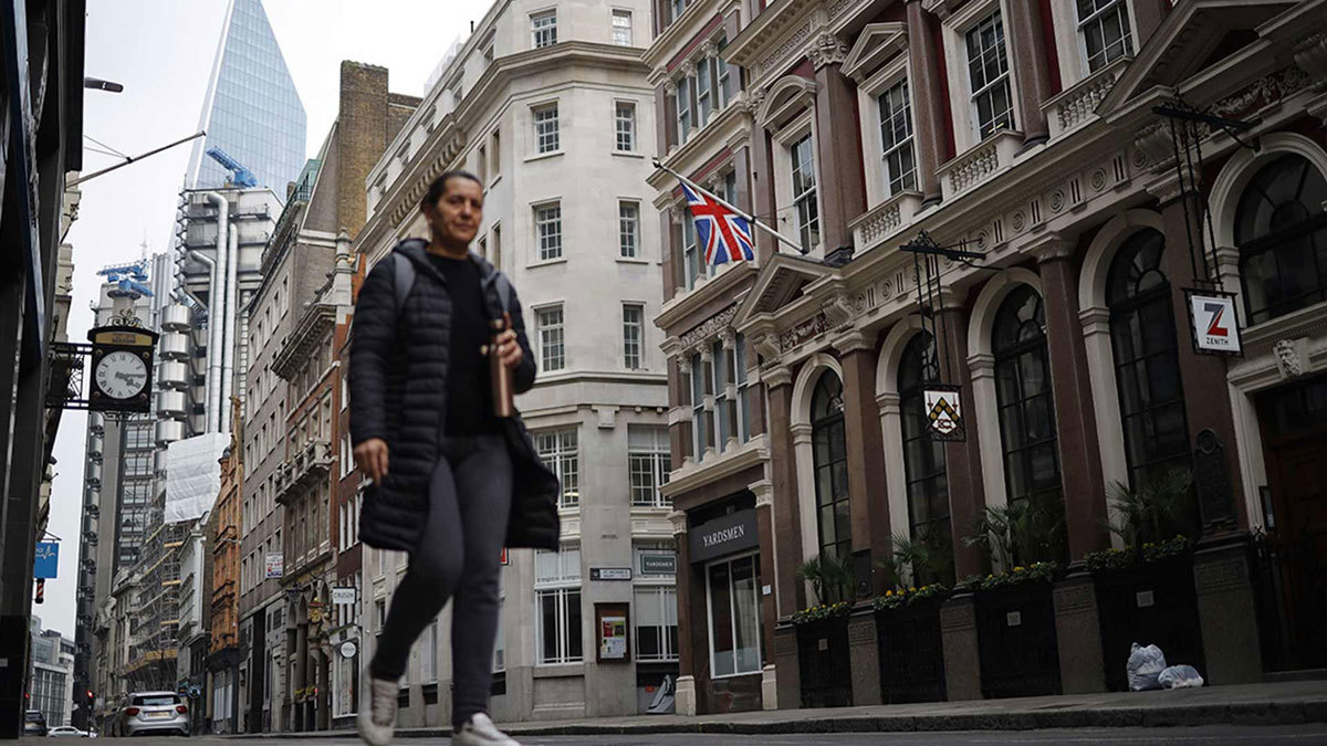 السلالة الجديدة من كورونا تعزل بريطانيا عن العالم.. وجونسون يترأس اجتماعا طارئا