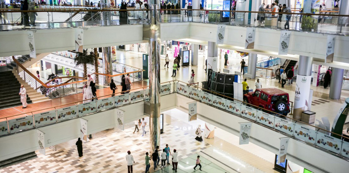 بالفيديو.. مول في السعودية يتحول إلى "ساحة معركة" بين شبان غاضبين