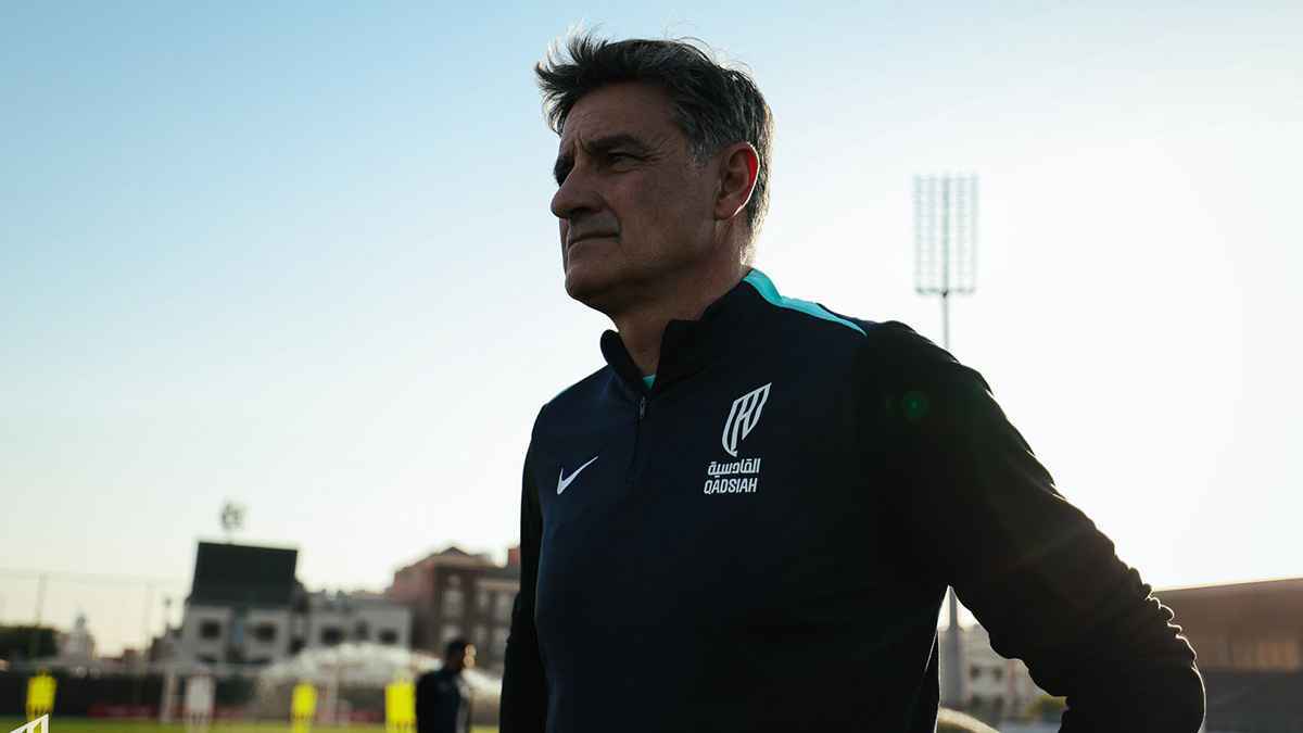 قرار مفاجئ من القادسية السعودي تجاه مدرب الفريق 