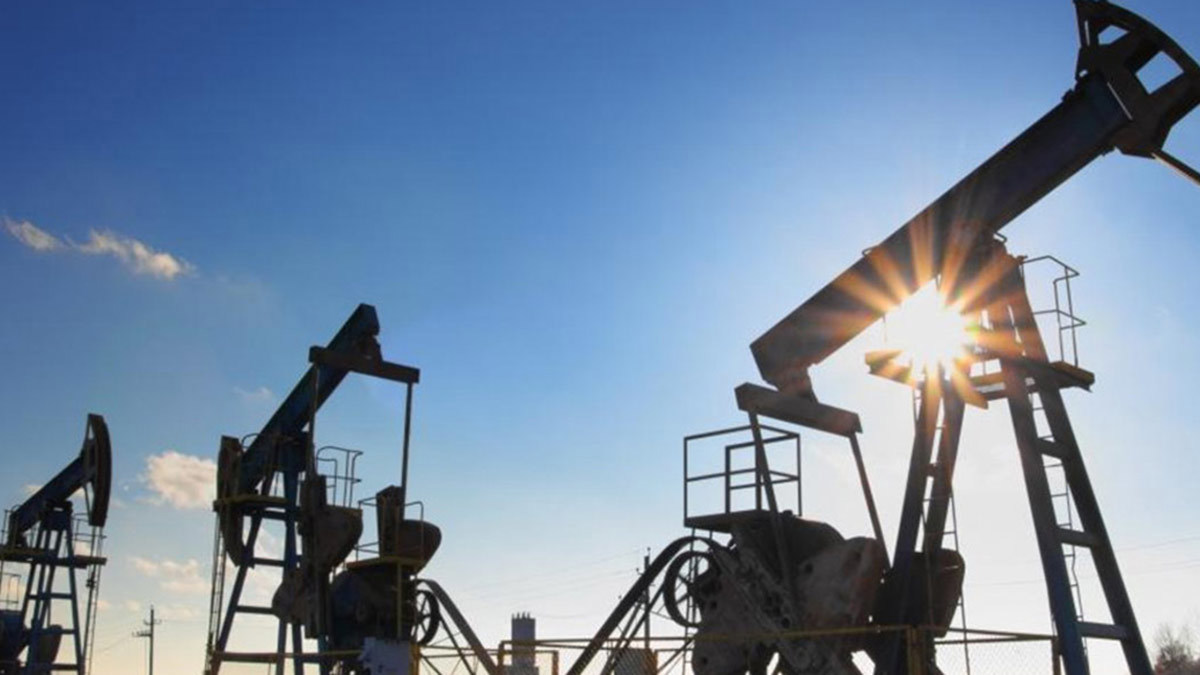 النفط يتراجع بفعل تخمة المعروض والمخاوف الاقتصادية‎