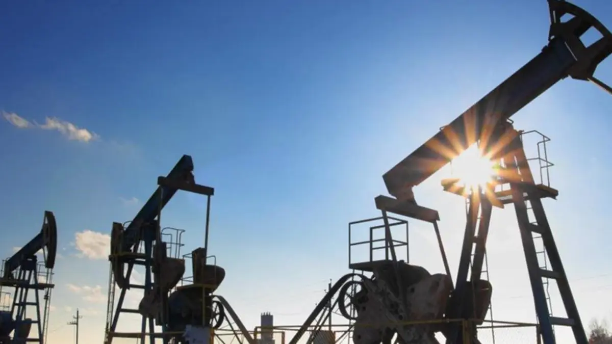 النفط يتراجع بفعل تخمة المعروض والمخاوف الاقتصادية‎