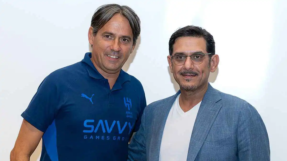 أول ظهور للأمير نواف بن سعد في معسكر الهلال السعودي (فيديو)