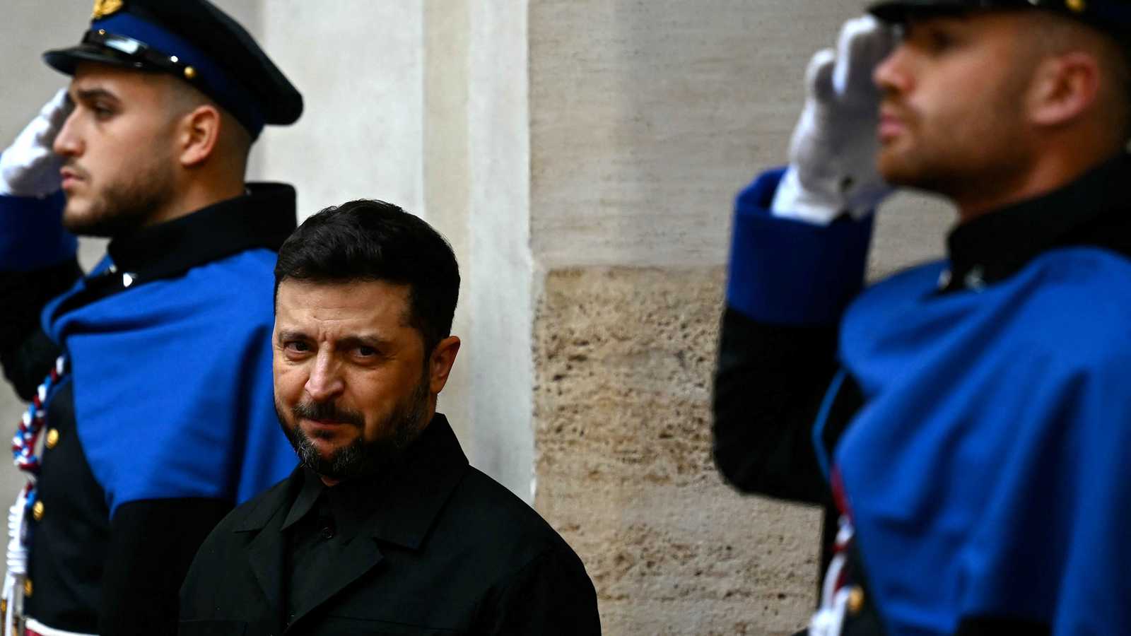 زيلينسكي يتخلى عن طموح أوكرانيا بالانضمام للناتو قبل محادثات السلام