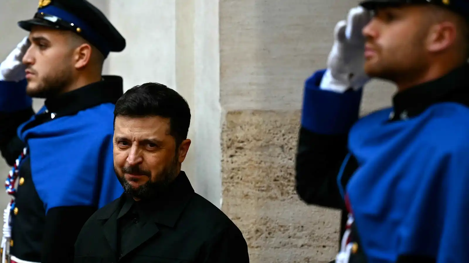 زيلينسكي يتخلى عن طموح أوكرانيا بالانضمام للناتو قبل محادثات السلام