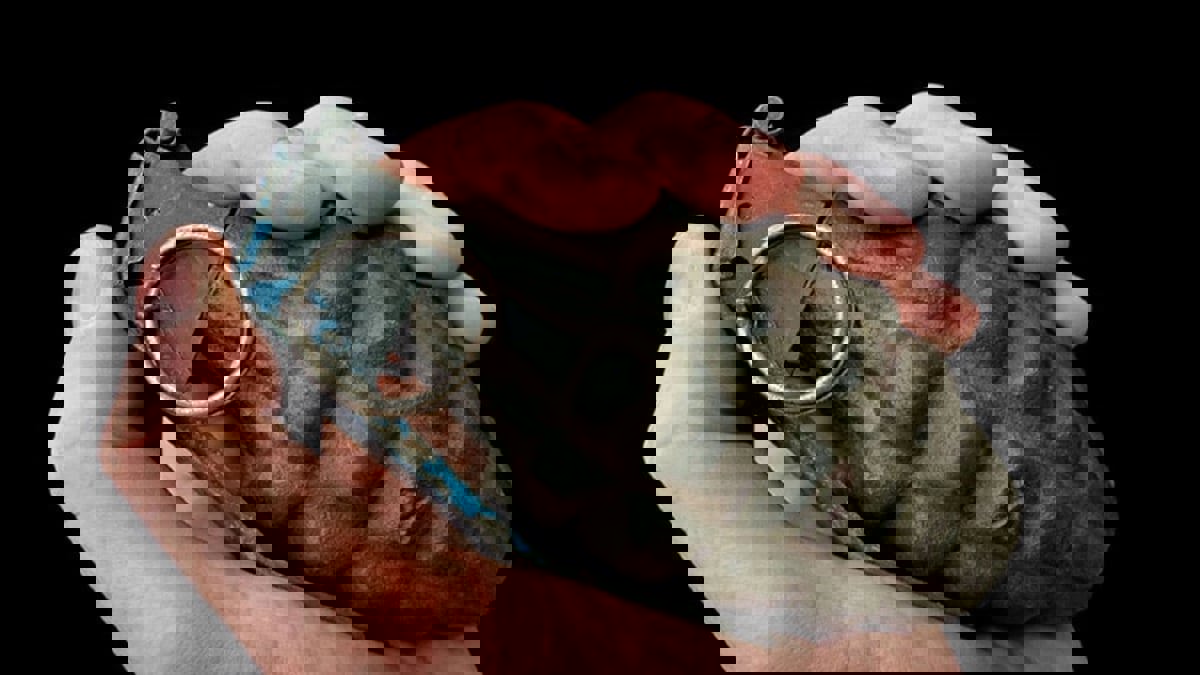 طفل بريطاني يعثر على قنبلة بحديقة منزله تعود للحرب العالمية (صور)