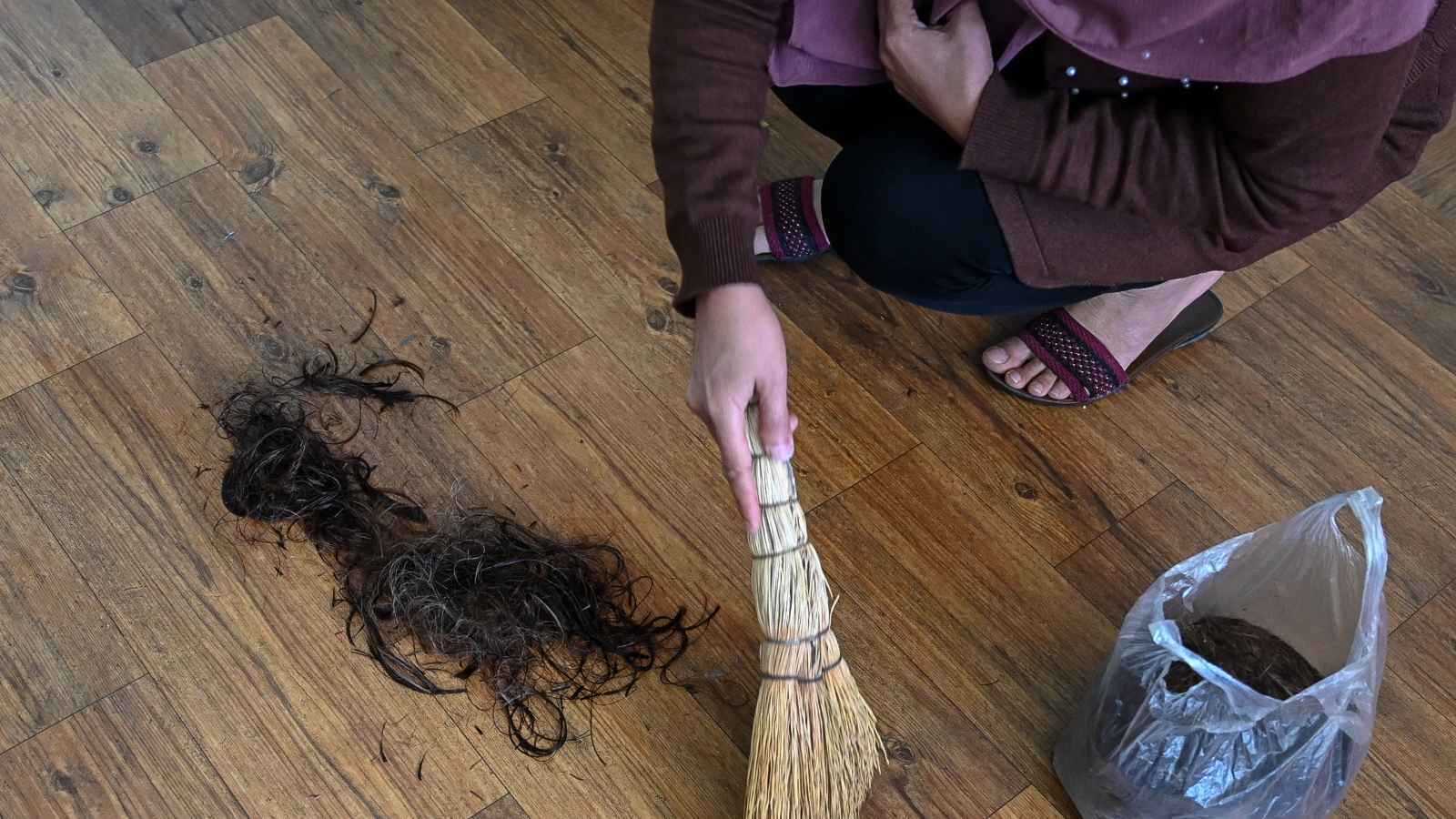 في تحد لطالبان.. أفغانيات يبعن شعرهنّ كدخل إضافي