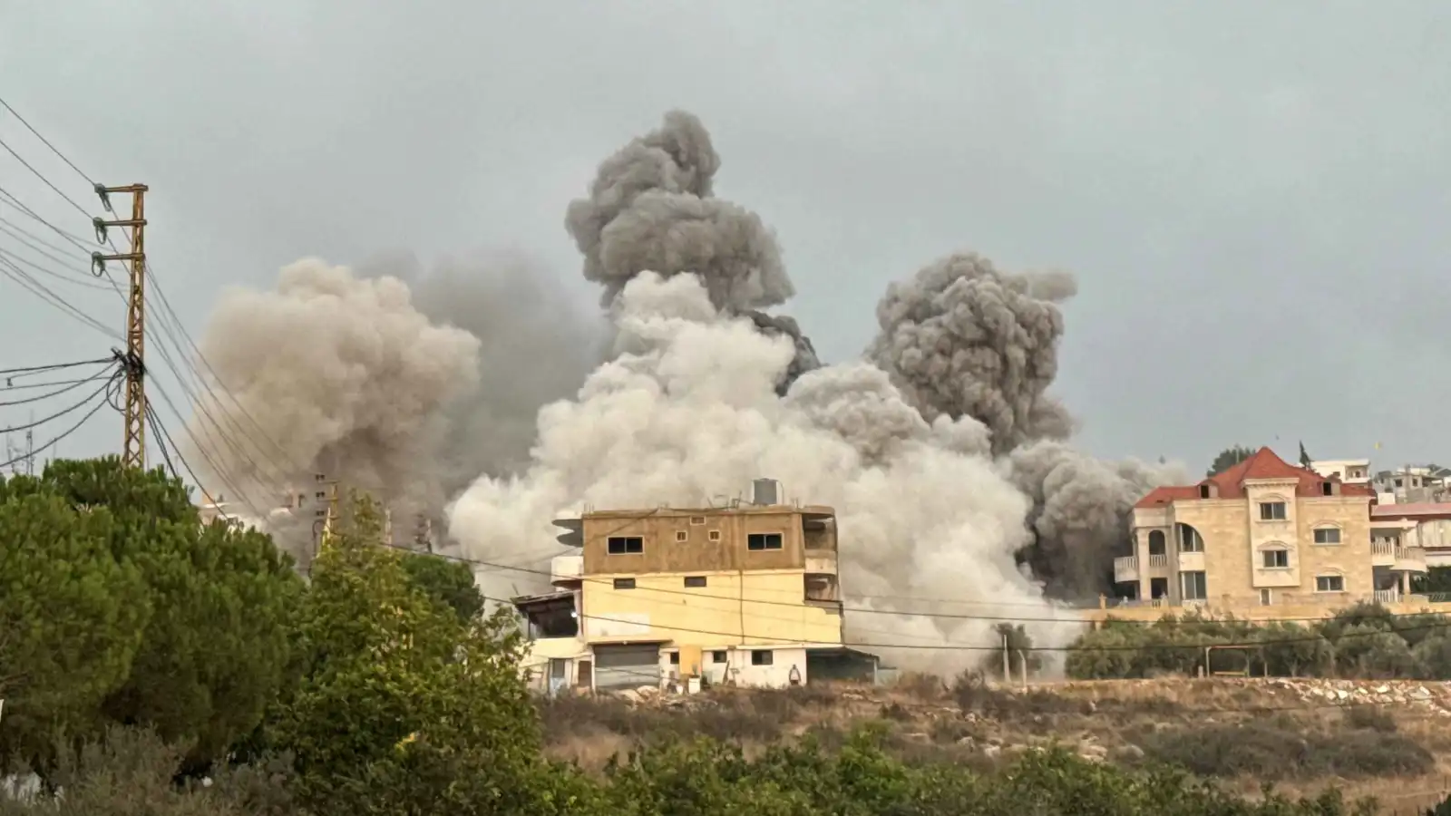 "وحشية".. إيران تدين غارات إسرائيل على جنوب لبنان