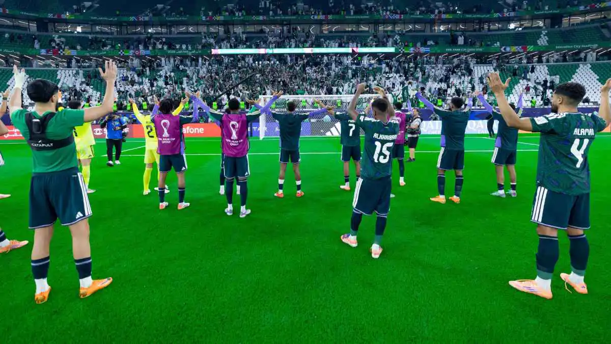 لاعبو المنتخب السعودي يقلدون احتفالية النصر (فيديو)