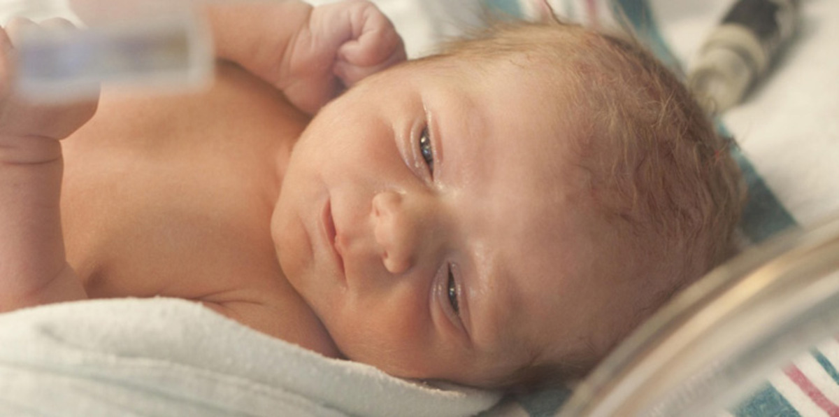 بالصور.. حديثو الولادة داخل كراتين في فنزويلا