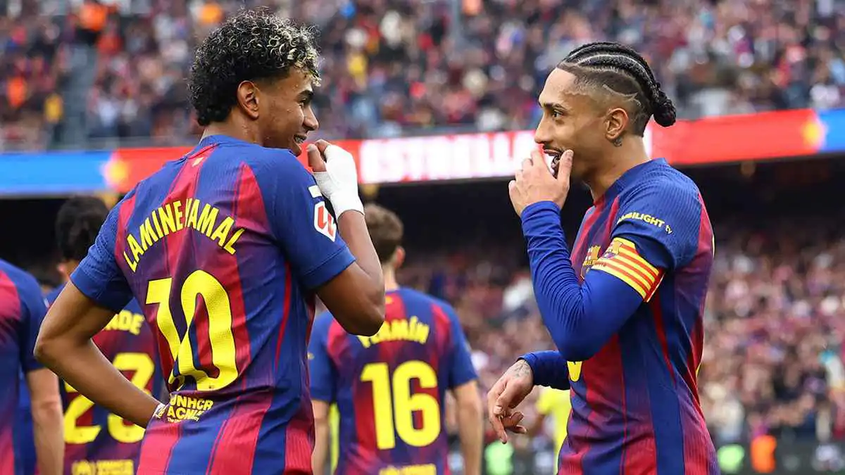 استقبال خرافي لفريق برشلونة قبل مواجهة أتلتيكو مدريد (فيديو)