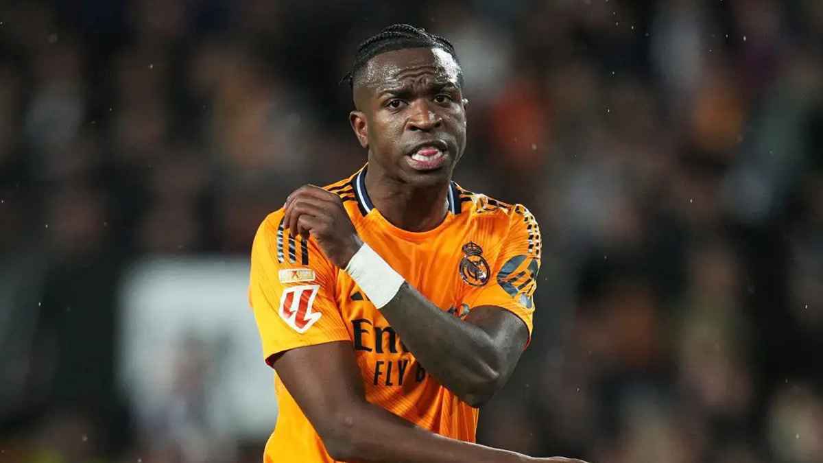 ردا على شتمه.. إشارة مثيرة من فينيسيوس لجماهير فالنسيا (فيديو)