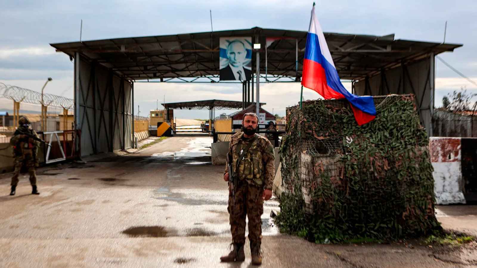 سوريا.. فيديو يوثق مغادرة النازحين من قاعدة حميميم