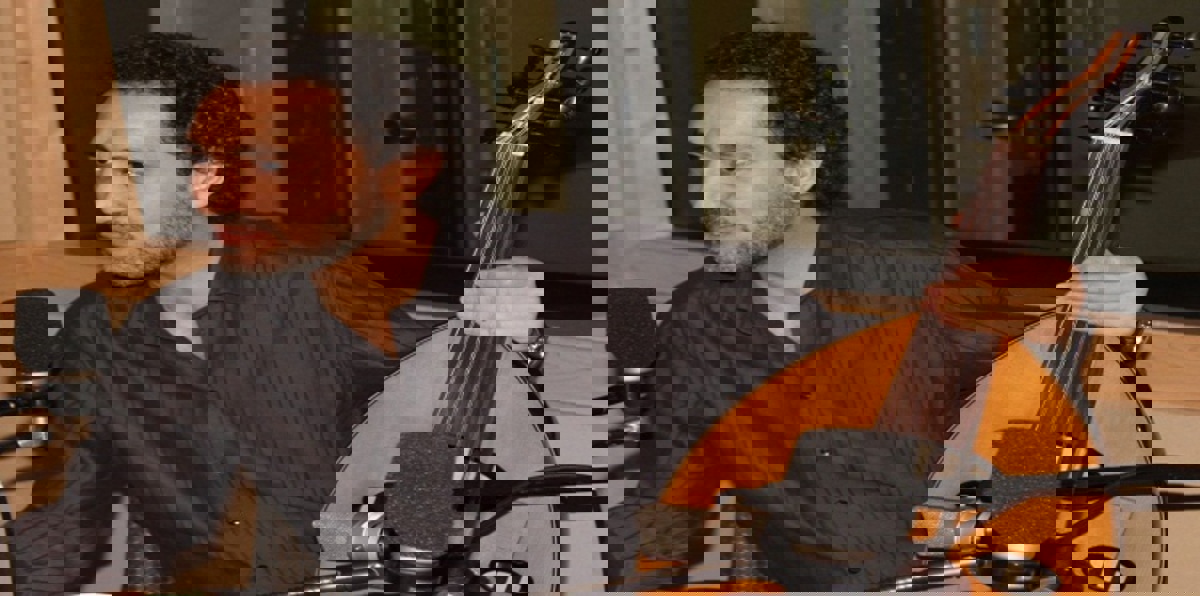 نصير شمة يختبر عودا جديدا من الكربون‎