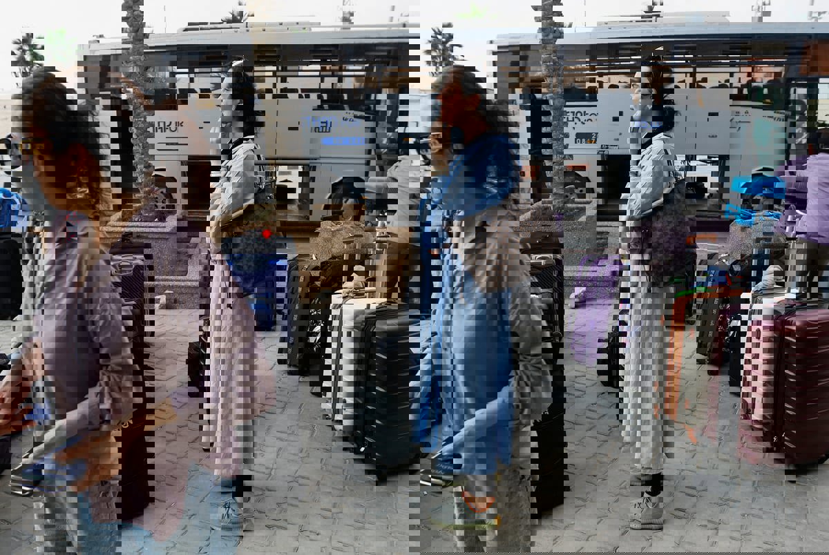 وصول مجموعة من الأجانب والمصابين إلى مصر بعد إعادة فتح معبر رفح
