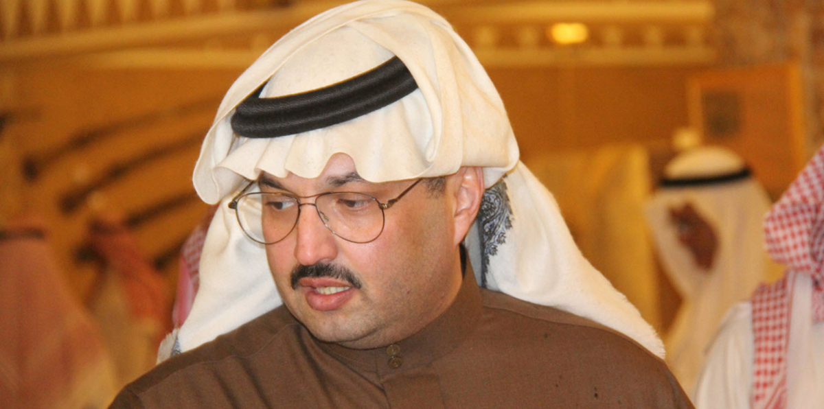 بـ"بشت" والده.. الأمير تركي بن طلال يكرم ضابطا سعوديا أصيب على الحدود مع اليمن (فيديو)