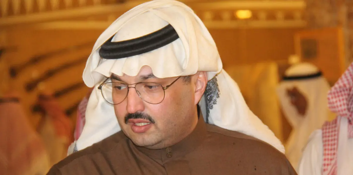 بـ"بشت" والده.. الأمير تركي بن طلال يكرم ضابطا سعوديا أصيب على الحدود مع اليمن (فيديو)