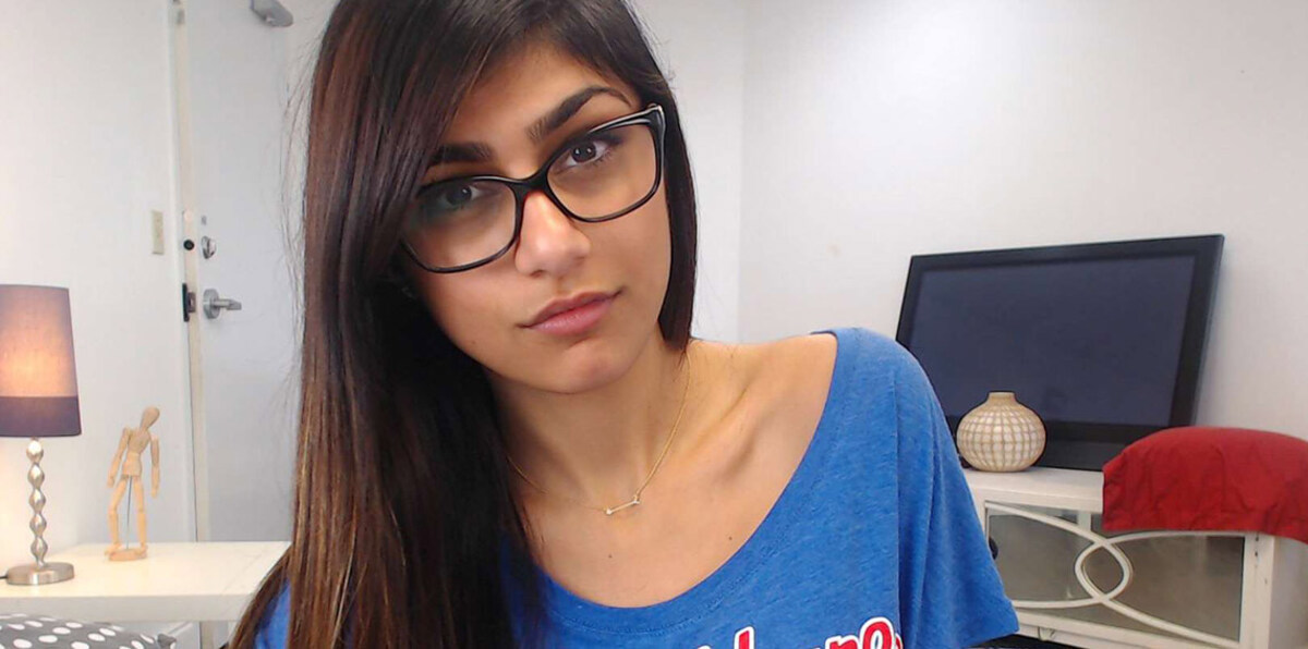 ماذا تفعل "مايا خليفة" في مظاهرات البصرة العراقية؟