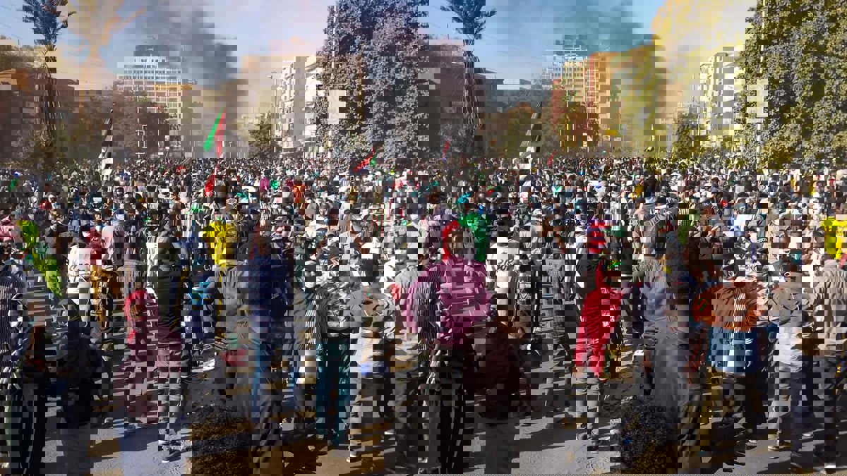 السودان.. تحقيق في ملابسات فيديو صادم لشرطي يقتل متظاهرا