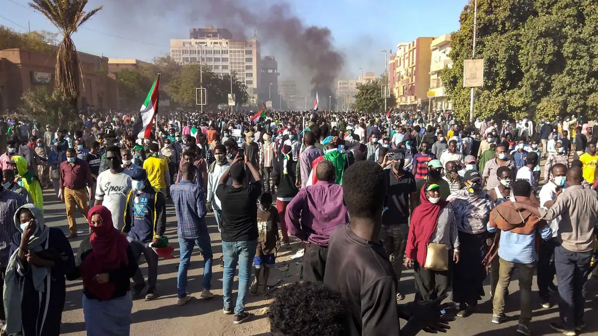 السودان.. تحقيق في ملابسات فيديو صادم لشرطي يقتل متظاهرا