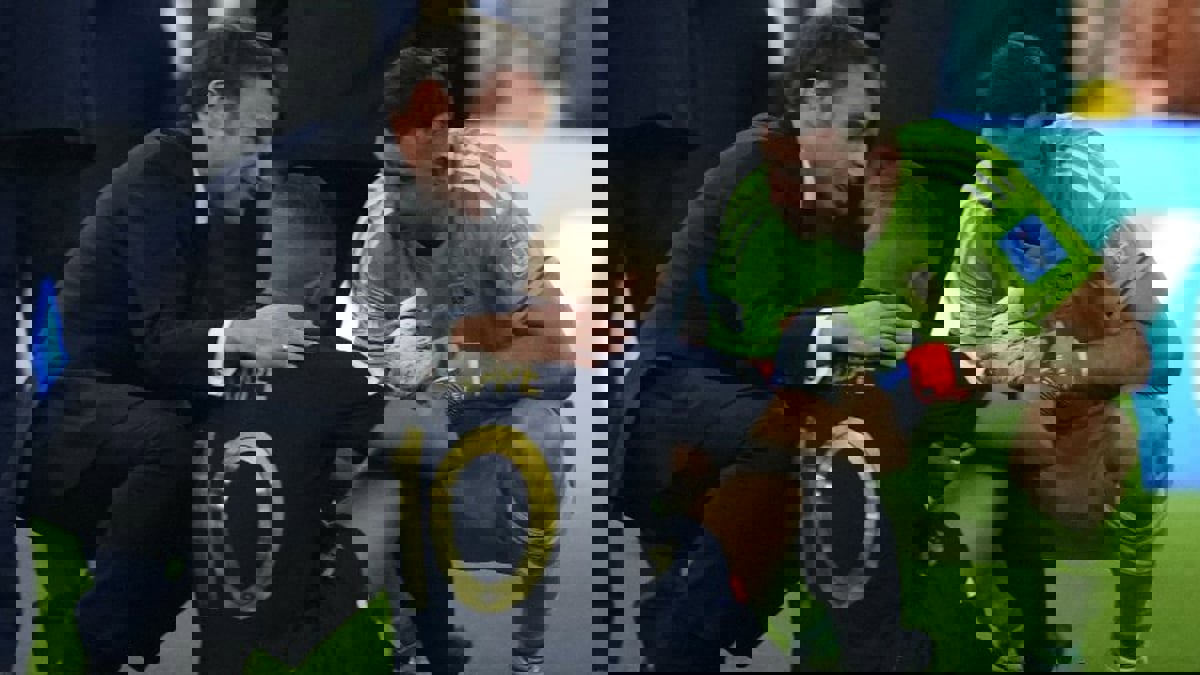 الرئيس الفرنسي إيمانويل ماكرون يواسي مبابي بعد خسارة كأس العالم (فيديو)