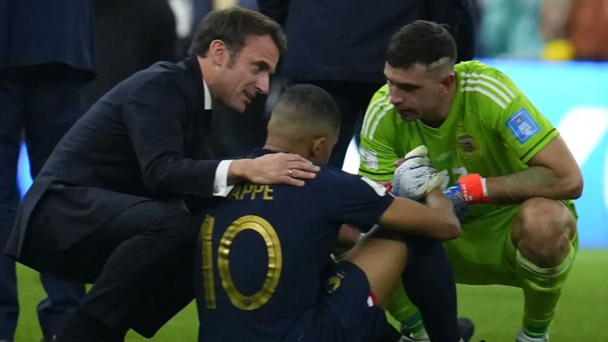 الرئيس الفرنسي إيمانويل ماكرون يواسي مبابي بعد خسارة كأس العالم (فيديو)