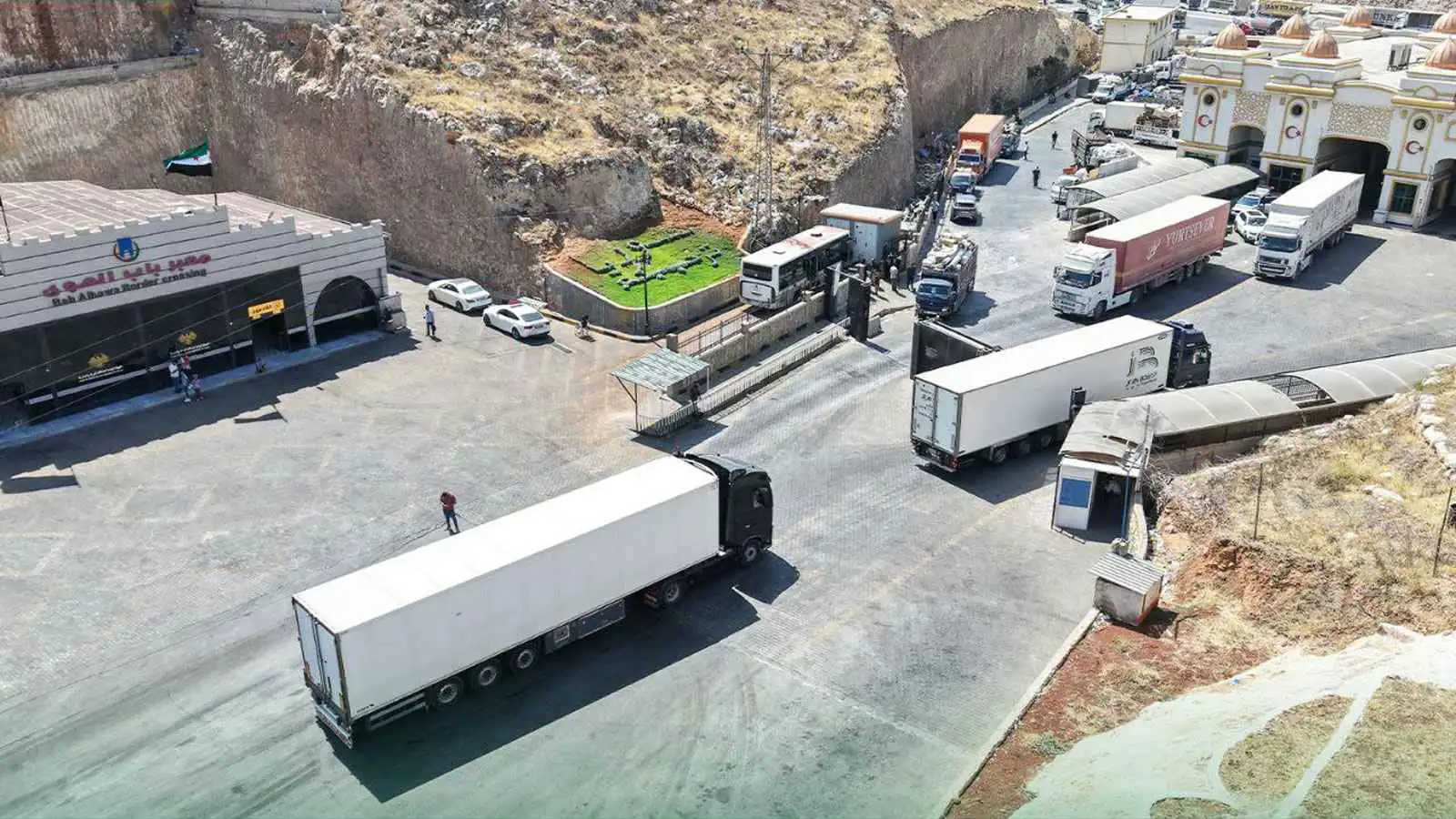 بعد 15 عاماً.. استئناف الترانزيت عبر "باب الهوى" بين سوريا وتركيا (صور)