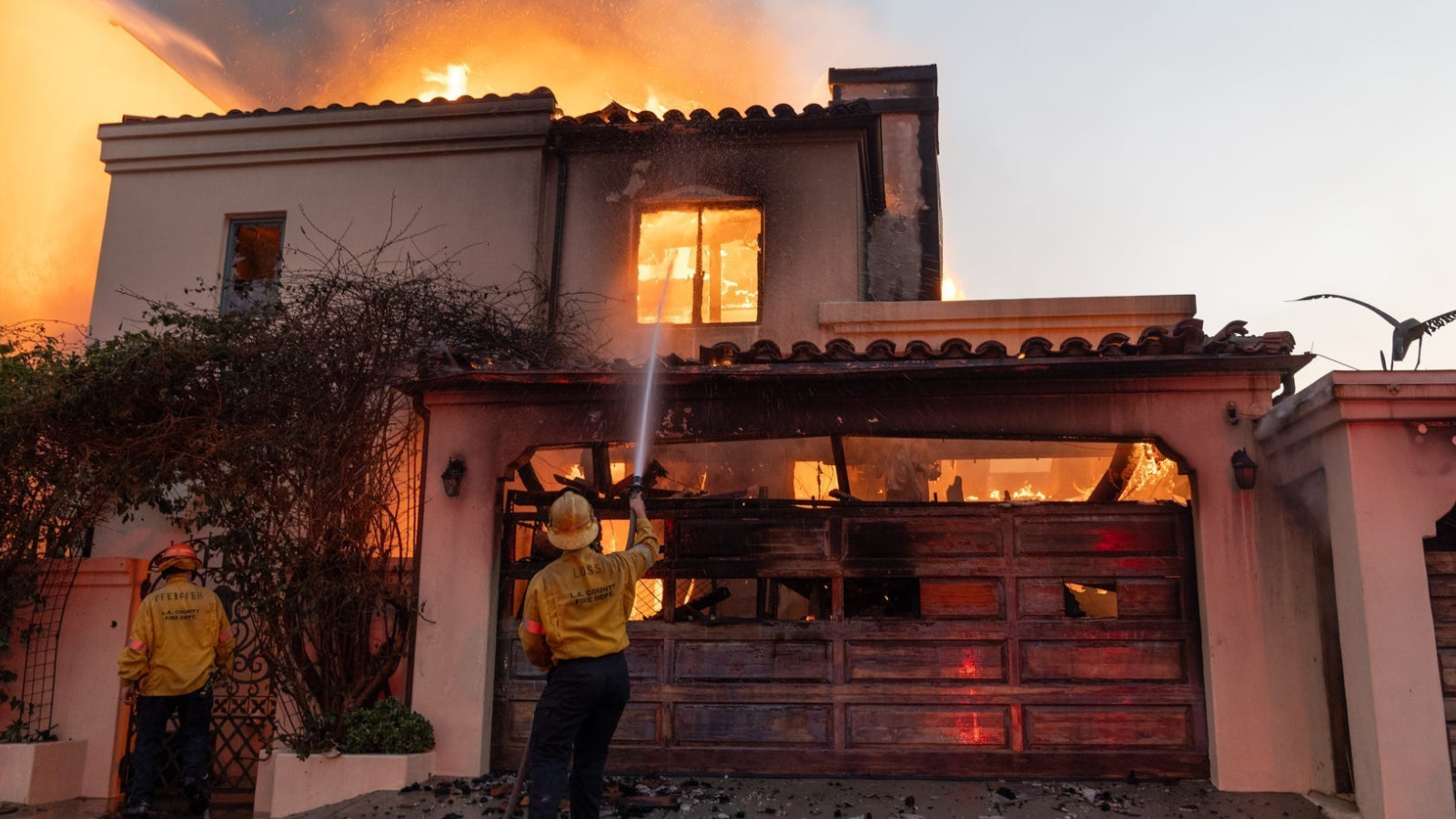 تأهب وأوامر إخلاء.. شبح الحرائق يعود إلى لوس أنجلوس