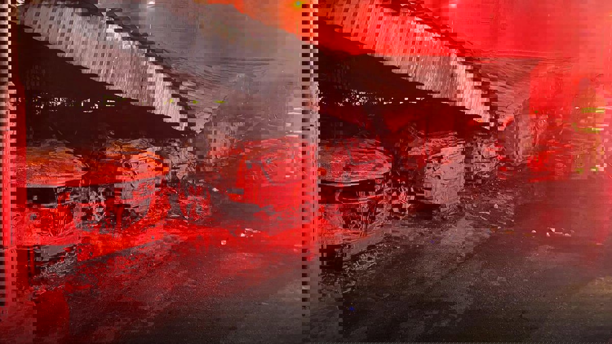 الكشف عن مفاجأة إثر حريق كبير طال 13 سيارة في الكويت (فيديو)